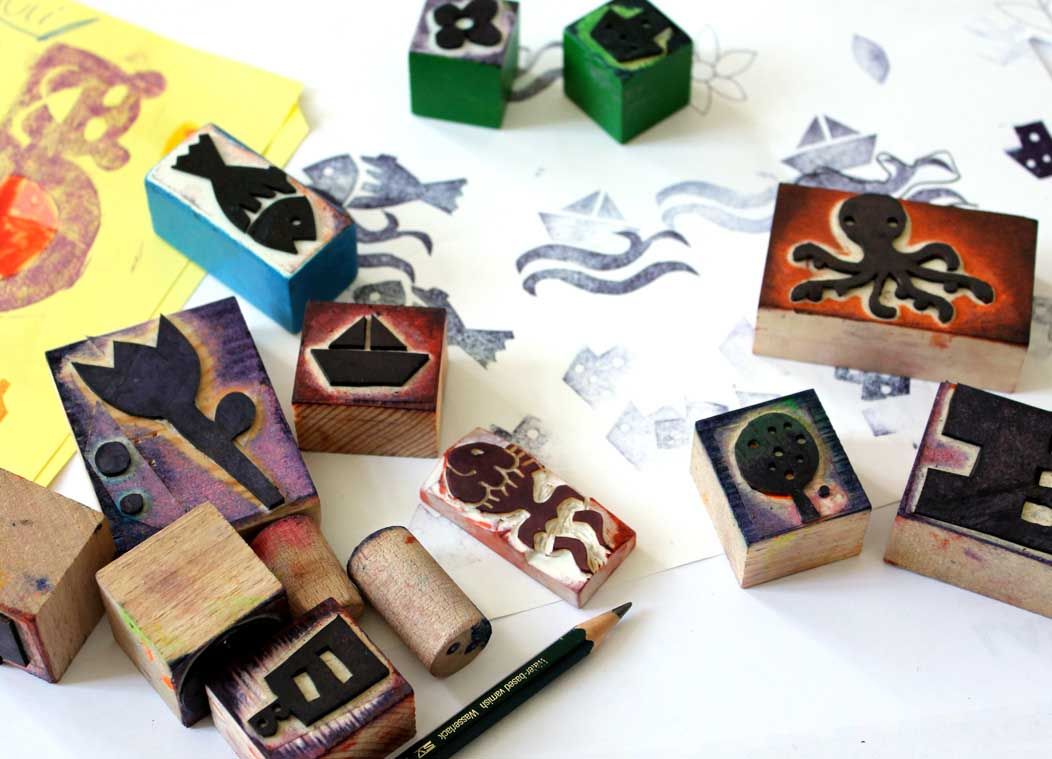 Ulrike Jensen – Projekt Stempel Workshop – analog drucken mit handgefertigten Stempeln – Kreativ Angebot für Schulkinder – Buchstabenstempel – Stempeldruck – Angebot für Bibliotheken Ulrike Jensen - Projekt Stempel Workshop - analog drucken mit handgefertigten Stempeln - Kreativ Angebot für Schulkinder - Buchstabenstempel - Stempeldruck - Angebot für Bibliotheken